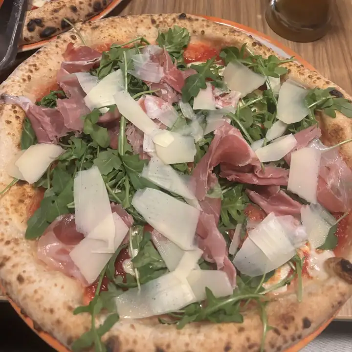 Pizza Parma z rukolą, prosciutto di Parma i grana padano z Partenopei