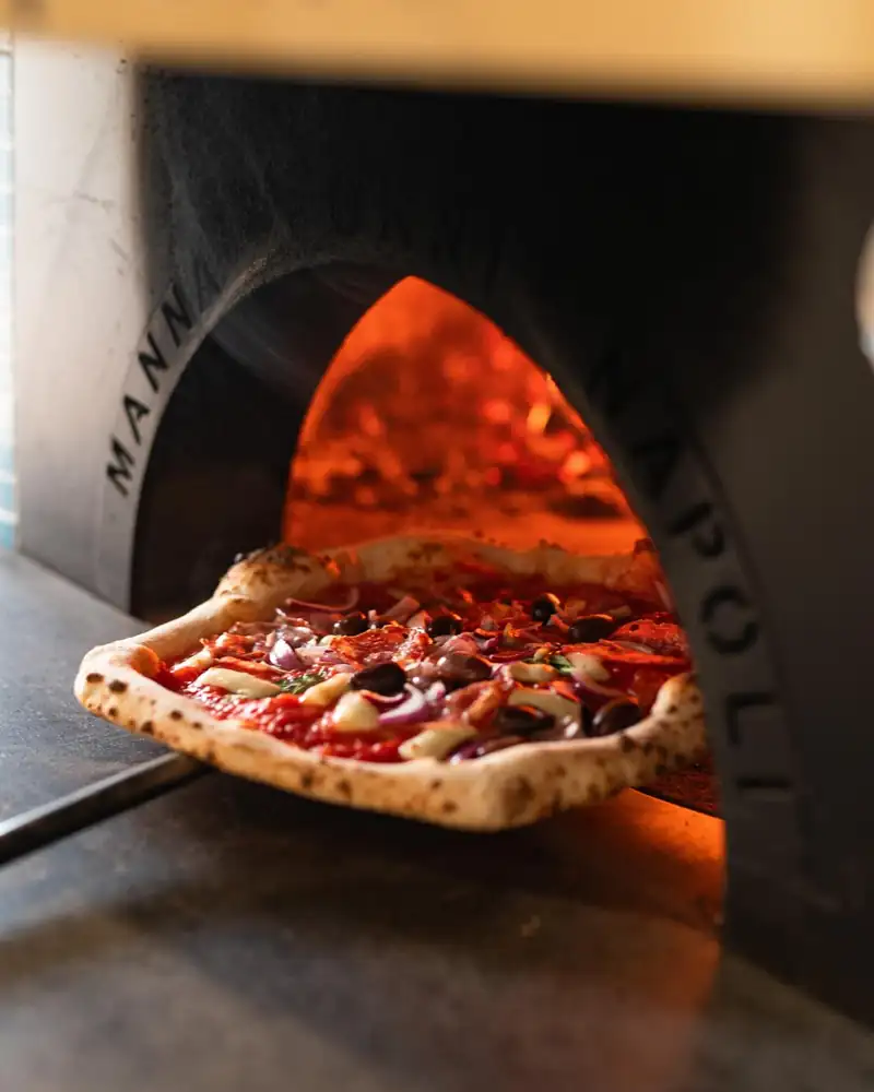 Pizza na łopacie, prosto z ognia